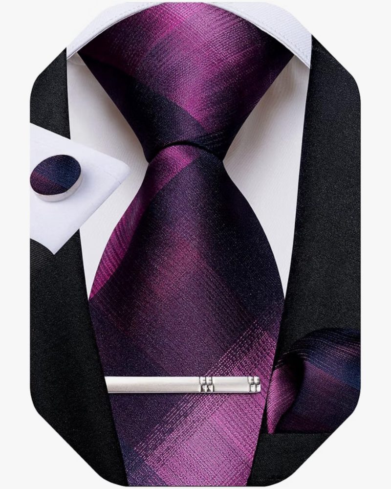 Coffret cravate violet prune porté